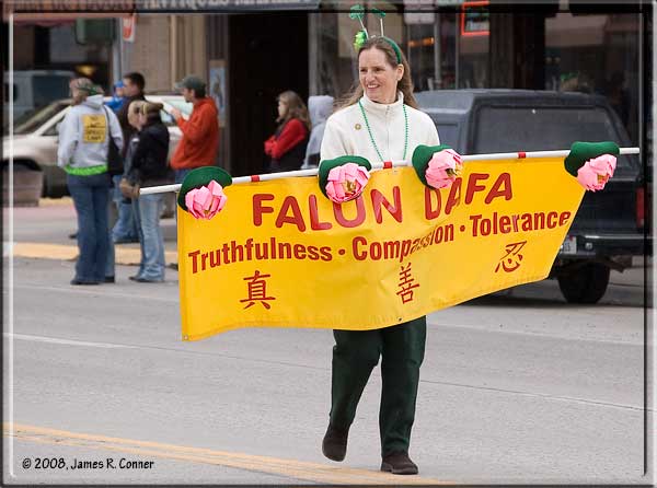 Falun Dafa banner.